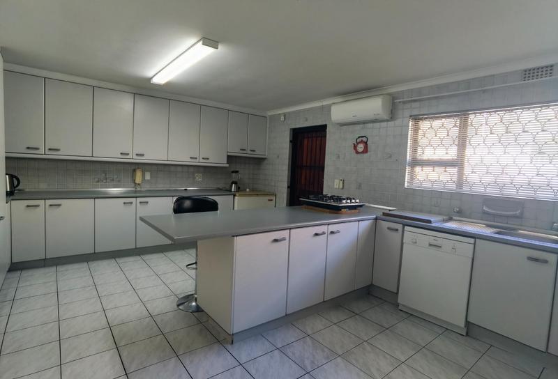 6 Bedroom Property for Sale in Cravenby Western Cape